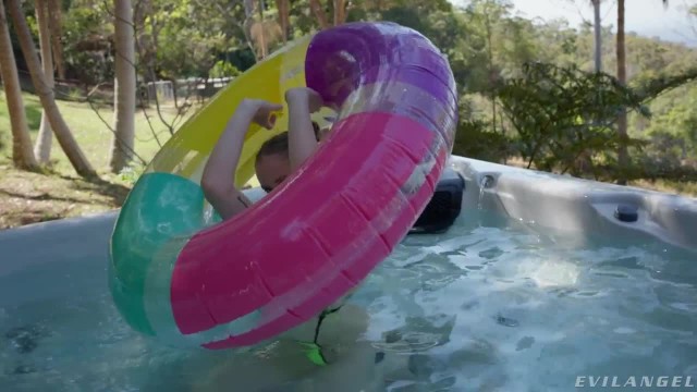 Утехи в летнем бассейне никак не обойдутся без мастурбации жопы. - #1