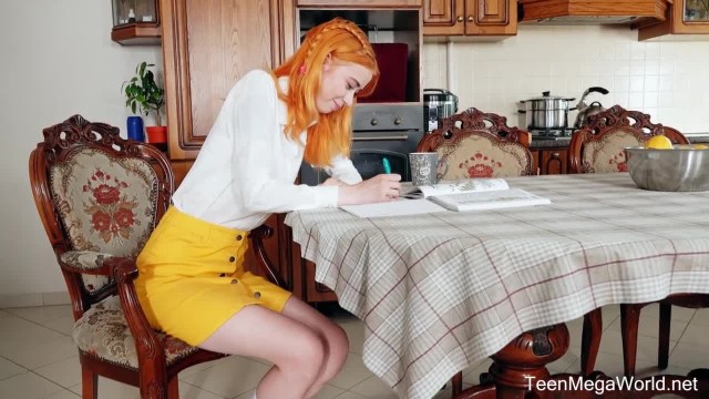 Старый репетитор не упустит прекрасные возможности трахнуть свою подопечную - #1