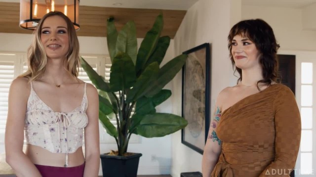 Похоже, влюблённым лесбиянкам вообще некогда скучать - #1