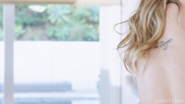 Похоже, влюблённым лесбиянкам вообще некогда скучать