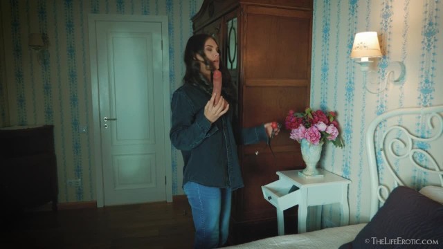 Достаточно жёсткая мастурбация от любительницы быть покорной - #2