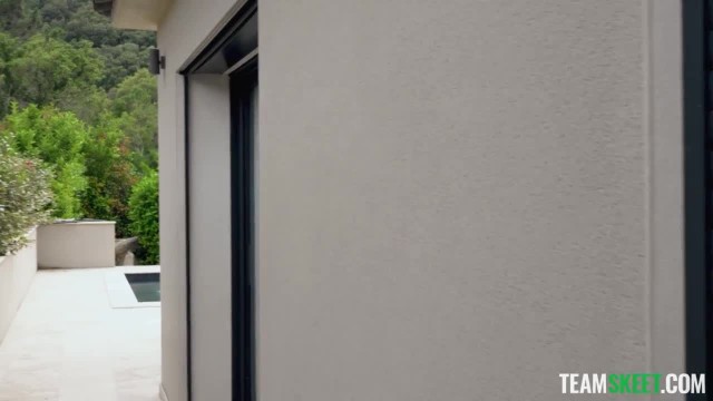 Ах, какой огромный и рабочий член у чистильщика бассейна - #1