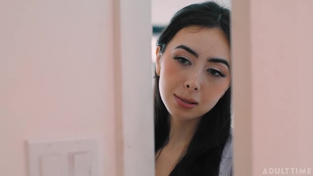 Мамочка внезапно решила, что её дочь должна стать лесбиянкой - #1